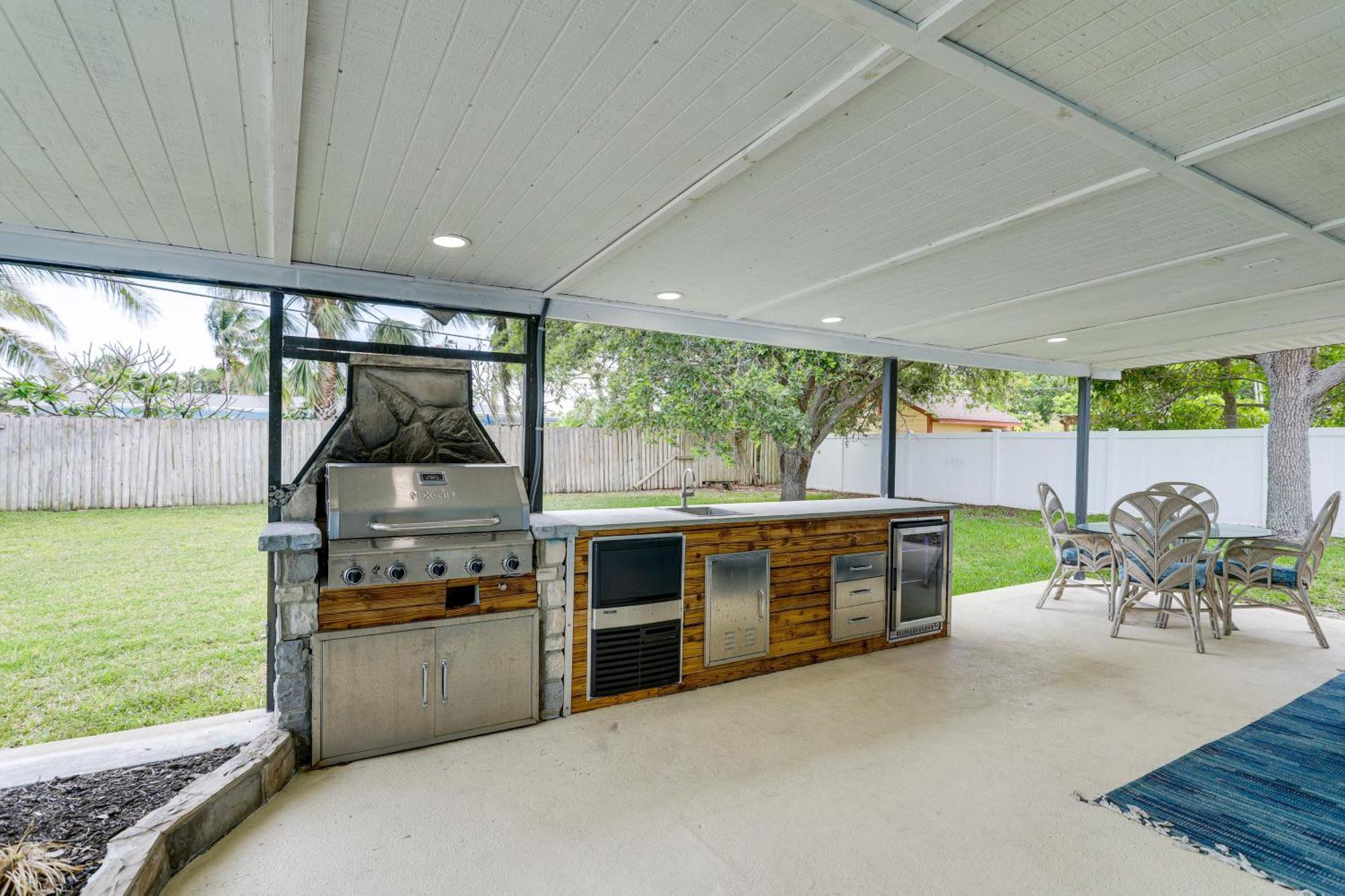 Pet-Friendly Cocoa Beach Home Walk To Beach! Exterior photo