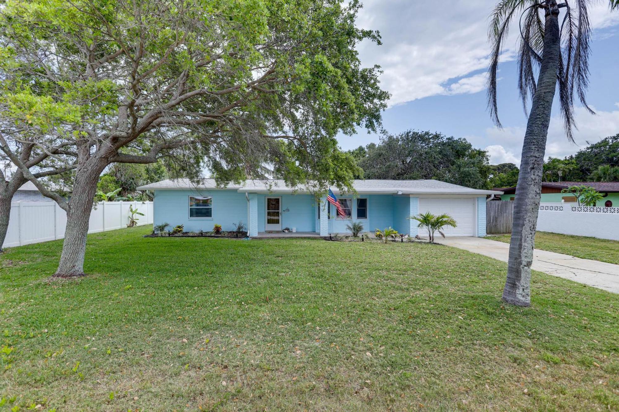 Pet-Friendly Cocoa Beach Home Walk To Beach! Exterior photo